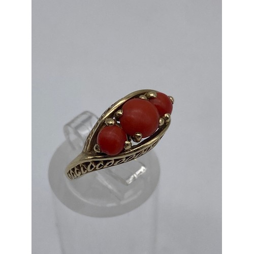 512 - 9CT CORAL CABOCHON THREE STONE SET RING SIZE L 3G APPROX