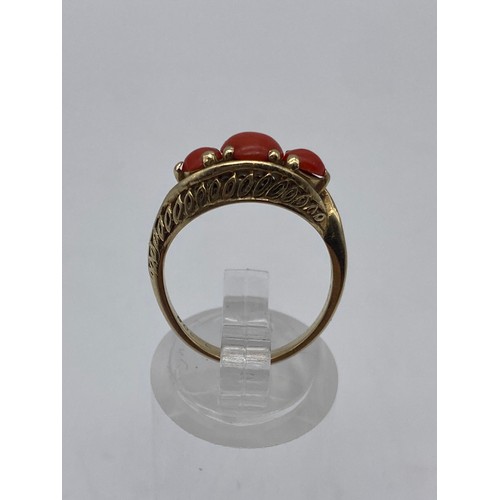 512 - 9CT CORAL CABOCHON THREE STONE SET RING SIZE L 3G APPROX