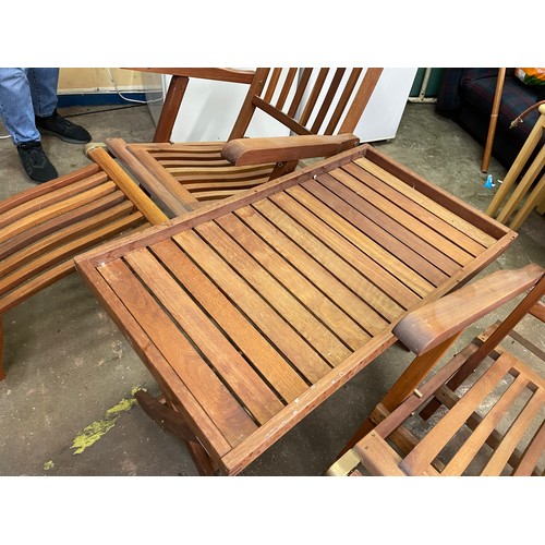 77 - PAIR OF TEAK HARDWOOD STEAMER STYLE GARDEN LOUNGERS WITH FOLDING TRAY TABLE