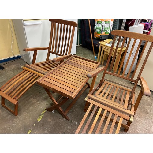 77 - PAIR OF TEAK HARDWOOD STEAMER STYLE GARDEN LOUNGERS WITH FOLDING TRAY TABLE