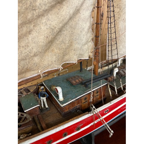 530 - SCALE MODEL OF SAILING BOAT