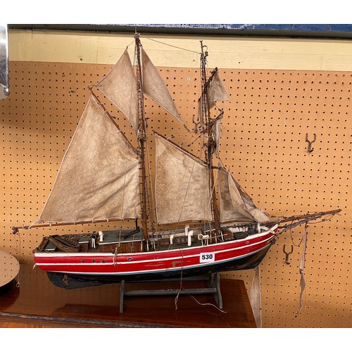 530 - SCALE MODEL OF SAILING BOAT