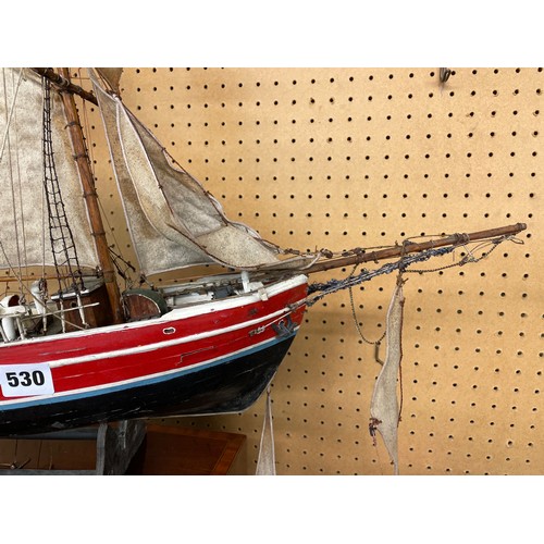 530 - SCALE MODEL OF SAILING BOAT