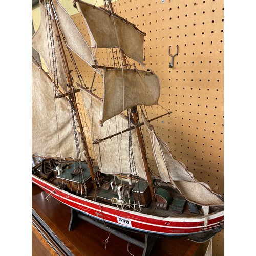 530 - SCALE MODEL OF SAILING BOAT