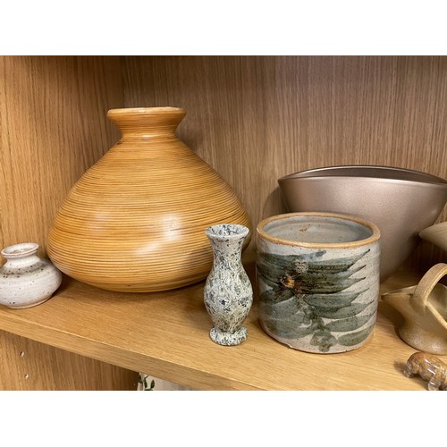 524 - SHELF OF STUDIO POTTERY ITEMS, STONEWARE JAR, AND SOME SOAPSTONE