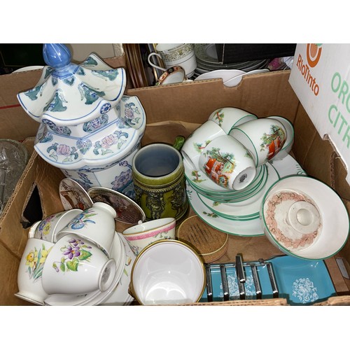 476 - CARTON CONTAINING ROYAL ALBERT VIOLET TEACUPS AND SAUCERS, PALADIN CHINA TEA CUPS AND SAUCERS AND OT... 