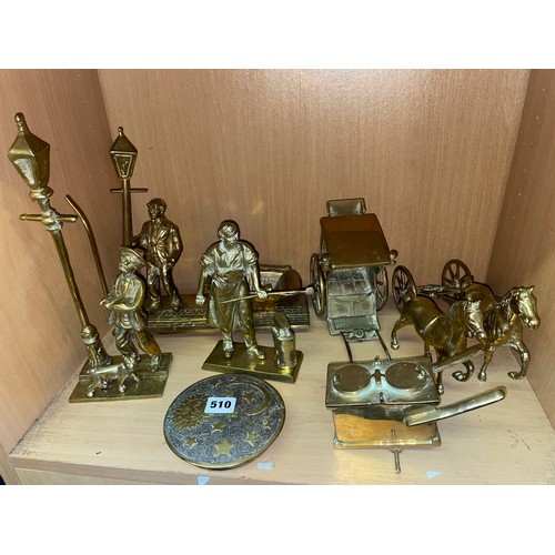 510 - SELECTION OF ORNAMENTAL BRASS INCLUDING STREET LAMP LIGHTER FIGURE GROUPS, THE BLACK SMITH, HANSOM C... 