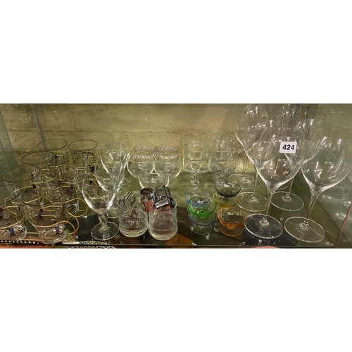 424 - SHELF OF VARIOUS WINE AND DRINKING GLASSES INC. VILLERY AND BOCH WINE GOBLETS