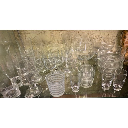 424 - SHELF OF VARIOUS WINE AND DRINKING GLASSES INC. VILLERY AND BOCH WINE GOBLETS