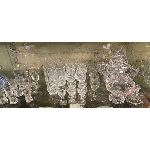 424 - SHELF OF VARIOUS WINE AND DRINKING GLASSES INC. VILLERY AND BOCH WINE GOBLETS