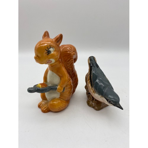 567 - BESWICK COMIC SQUIRREL WITH NUT CRACKERS AND NUT HATCH BIRD FIGURE