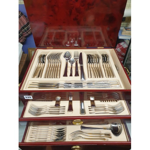 539 - CANTEEN OF SOLINGEN GOLD PLATED CUTLERY IN A CHERRY WOOD AND BURR WOOD EFFECT CANTEEN BOX WITH CARRY... 