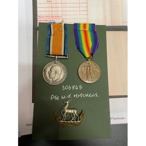 637 - WWI MEDAL DUO WITH REGIMANTAL CAP BADGE 306868 PTE W.J. HITCHENS R.WAR