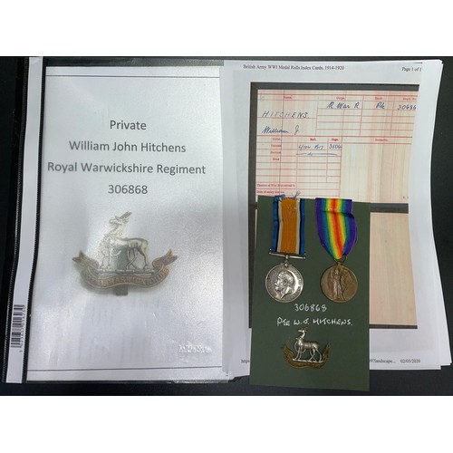 637 - WWI MEDAL DUO WITH REGIMANTAL CAP BADGE 306868 PTE W.J. HITCHENS R.WAR