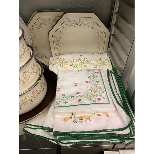 462 - SHELF OF ETERNAL BEAU SWAN SAUCEPAN SET, CASSEROLE DISH, OVEN MITT, TABLE LINEN AND PLACE MATTS, ETC... 