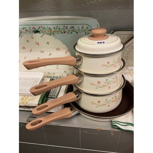 462 - SHELF OF ETERNAL BEAU SWAN SAUCEPAN SET, CASSEROLE DISH, OVEN MITT, TABLE LINEN AND PLACE MATTS, ETC... 