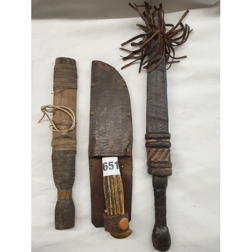 651 - LEATHER HANDLED DAGGER BLADE A/F IN LEATHER SHEATH, A HORN HANDLED HUNTING KNIFE AND A SMALL BAMBOO ... 