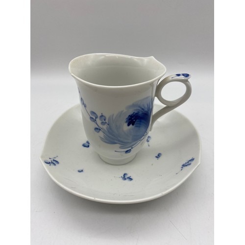 689 - TWO 20TH CENTURY MEISSEN COFFEE CUPS AND SAUCERS