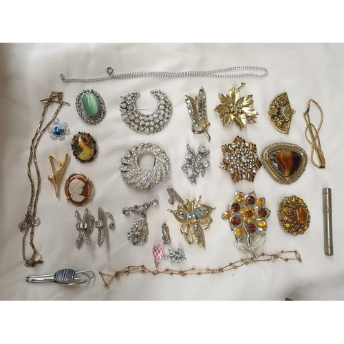 667 - SELECTION OF DRESS JEWELLERY MAINLY FLORAL AND STONE SET BROOCHES