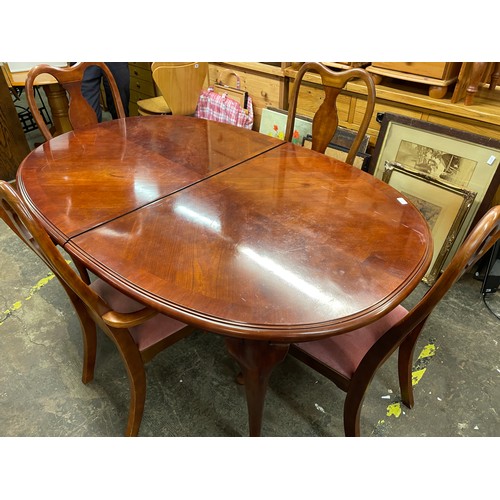 86 - MAHOGANY CROSS BANDED CABRIOLE LEG DINING TABLE AND FOUR QUEEN ANNE STYLE CHAIRS