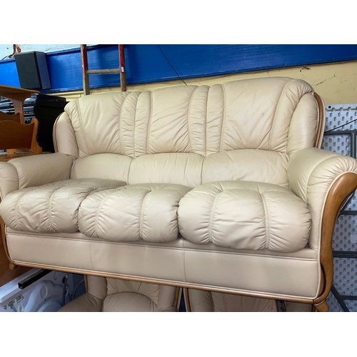 34 - GOOD QUALITY ITALIAN LEATHER CREAM SHOWFRAME THREE PIECE SUITE WITH FOOTSTOOL