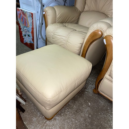 34 - GOOD QUALITY ITALIAN LEATHER CREAM SHOWFRAME THREE PIECE SUITE WITH FOOTSTOOL