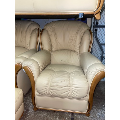 34 - GOOD QUALITY ITALIAN LEATHER CREAM SHOWFRAME THREE PIECE SUITE WITH FOOTSTOOL