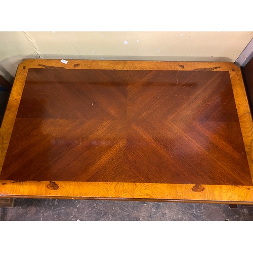 210 - WALNUT CROSSBANDED COFFEE TABLE ON OUT SPLAYED LEGS