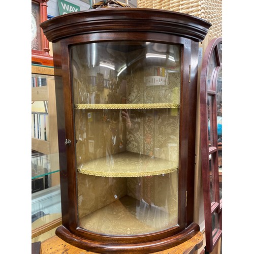 225 - GOOD QUALITY MAHOGANY GLAZED CONVEX HANGING CORNER CABINET WITH SILK DAMASK LINING