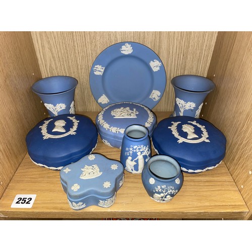 252 - WEDGWOOD BLUE JASPERWARE INCLUDING QUEEN ELIZABETH II AND PRINCE PHILLIP BOXES