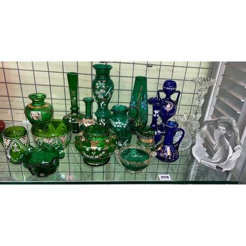 259 - HALF SHELF OF VICTORIAN EDWARDIAN GREEN GLASS AND OPAQUE PAINTED SPILL VASES, BOWLS, JUGS, AND A MAT... 