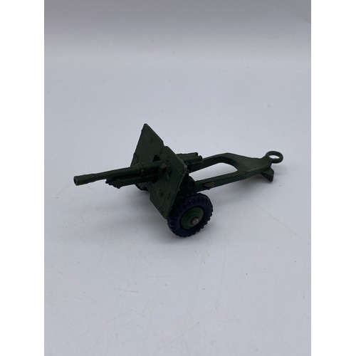 429 - BOXED DINKY TOYS 686 25 POUNDER FIELD GUN