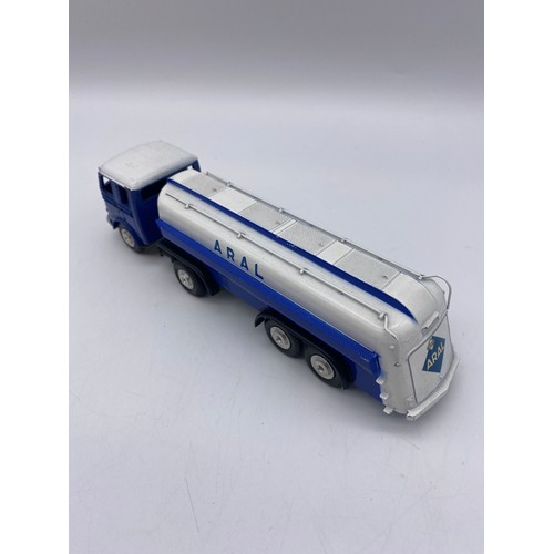 436 - MARKLIN 8032 TRUCK AND TRAILER