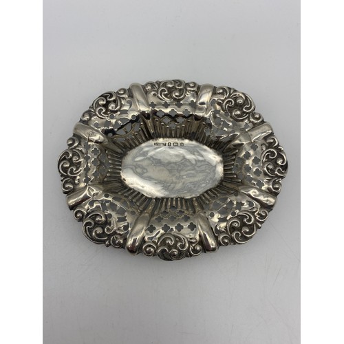 452 - BIRMINGHAM SILVER REPOUSSE PIN TRAY AND A BIRMINGHAM SILVER ENGRAVED MINIATURE BOMBE EVENING PURSE