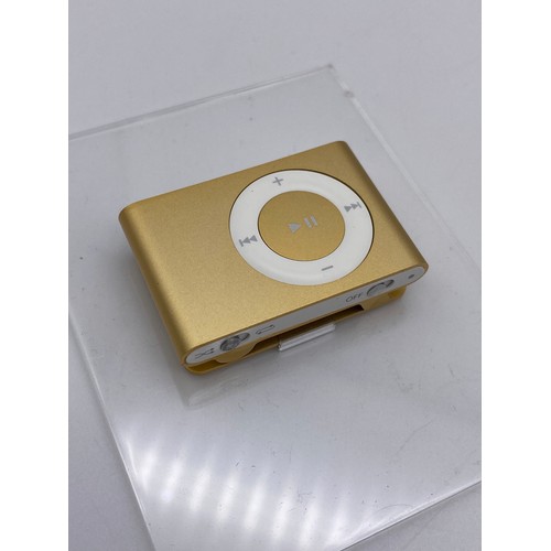 455 - CASED IPOD SHUFFLE 1GB WITH ACCESSORIES