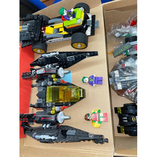 487 - SHOE BOX OF PRE BUILT BATMAN LEGO SETS AND OTHER DC VEHICLE PARTS