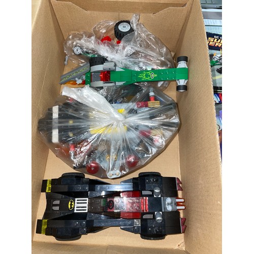 487 - SHOE BOX OF PRE BUILT BATMAN LEGO SETS AND OTHER DC VEHICLE PARTS