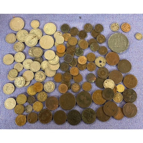 542 - SMALL ENAMEL CASH TIN OF BRITISH PRE-DECIMAL AND WORLD COINS