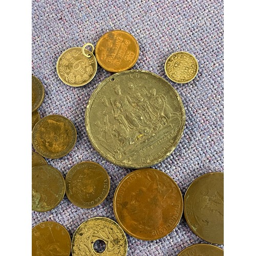 542 - SMALL ENAMEL CASH TIN OF BRITISH PRE-DECIMAL AND WORLD COINS