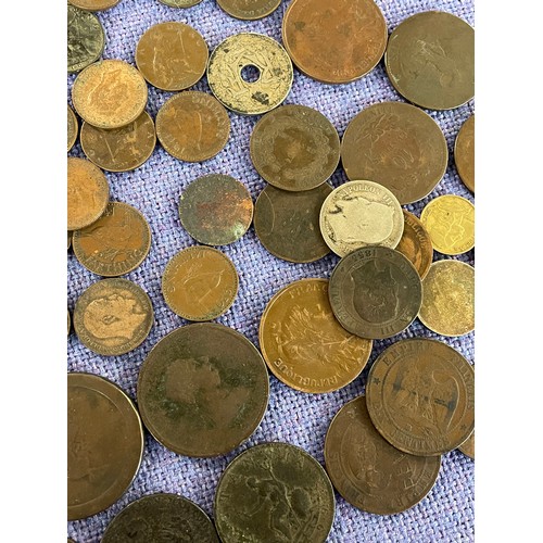 542 - SMALL ENAMEL CASH TIN OF BRITISH PRE-DECIMAL AND WORLD COINS