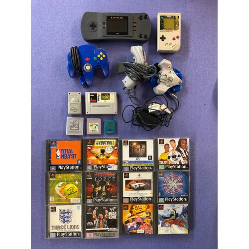 388 - VINTAGE NINTENDO GAME BOY, ATARI LYNX CONSOLE, CONTROLLER AND SELECTION OF PLAYSTATION GAMES INCLUDI... 