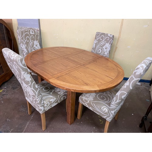 139 - CIRCULAR OAK DINING TABLE AND FOUR FABRIC UPHOLSTERED CHAIRS