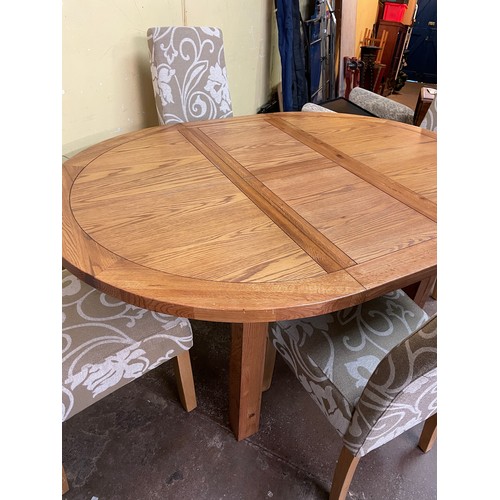 139 - CIRCULAR OAK DINING TABLE AND FOUR FABRIC UPHOLSTERED CHAIRS