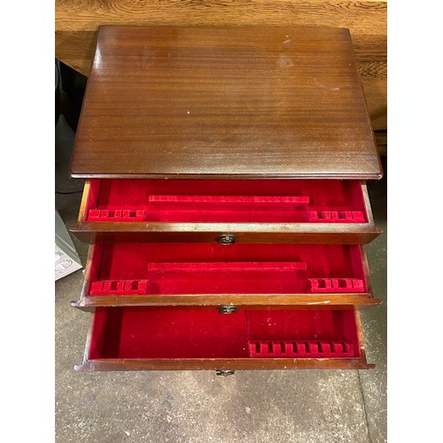 39 - 19TH/20TH CENTURY MAHOGANY THREE DRAWER CUTLERY CANTEEN TABLE (NO CUTLERY PRESENT)