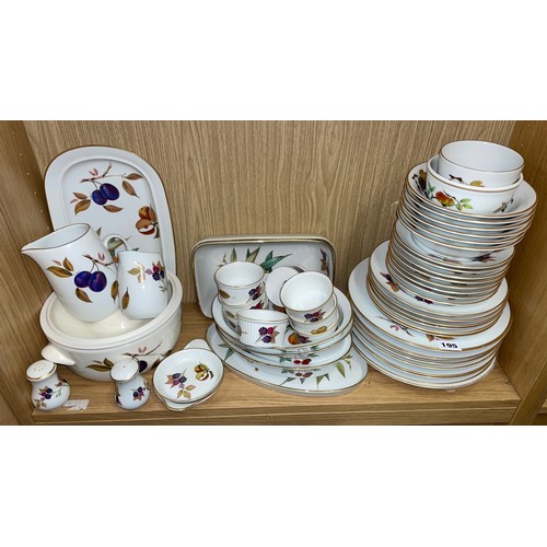 195 - ROYAL WORCESTER EVESHAM PATTERN TABLE WARES INCLUDING DISHES AND RAMEKINS