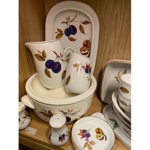 195 - ROYAL WORCESTER EVESHAM PATTERN TABLE WARES INCLUDING DISHES AND RAMEKINS