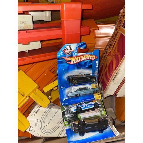 305 - HOTWHEELS DUAL LANE ROD RUNNER CAR TRACK WITH SPEED CONTROL AND CARS AND CARDED MODELS