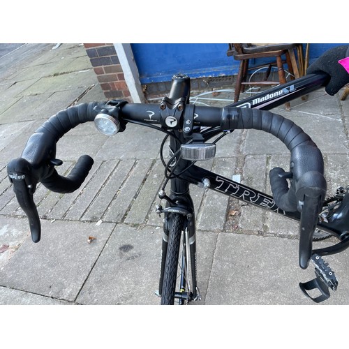 175 - TREK 5.9 MADONE SL CARBON FIBRE RACING BICYCLE WITH TWO (NEW) SPARE TYRES AND SPARE WHEEL