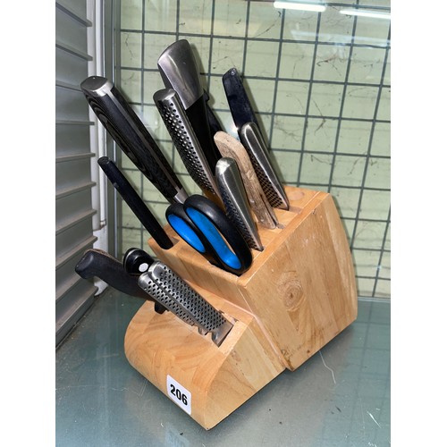 206 - KNIFE BLOCK AND VARIOUS KITCHEN KNIVES, SMALL COOK POT, PLACEMATS AND DVDS