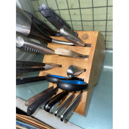 206 - KNIFE BLOCK AND VARIOUS KITCHEN KNIVES, SMALL COOK POT, PLACEMATS AND DVDS